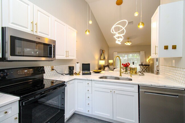 Foto del edificio - ** STUNNING MODERN 2/2.5 BATH TOWNHOME READY FOR SEASON ** AVION WOODS COMMUNITY - SOUTH NAPLES **