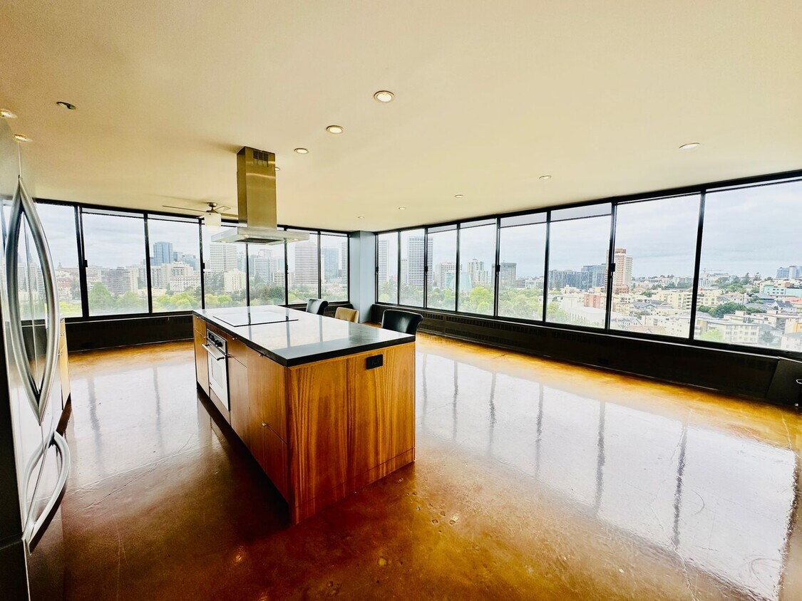 Foto principal - Luxury 12th Floor Corner 1bd/2bath w/ Incr...