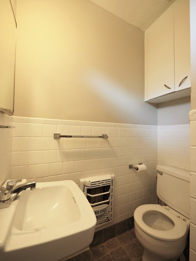 Building Photo - Bright & Open 2 Bedroom, 2 Bath Home Near ...