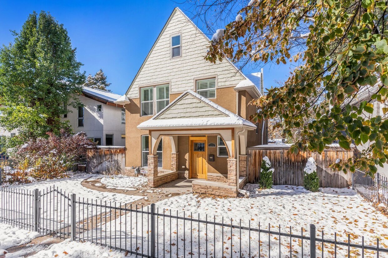 Beautifully updated 3 BR 3 bath Victorian home 7 blocks from Washington Park - Beautifully updated 3 BR 3 bath Victorian home 7 blocks from Washington Park