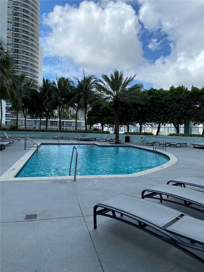 Building Photo - 1900 N Bayshore Dr