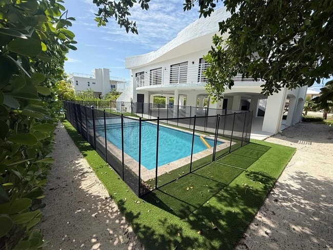 Building Photo - 273 W Seaview Dr