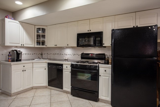 Open kitchen - 309 Manhattan Ave