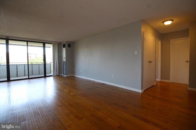 Foto del edificio - 250 S Reynolds St