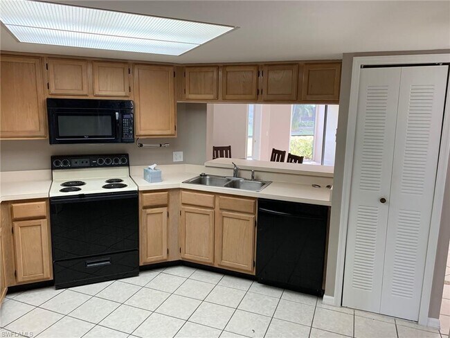 Foto del edificio - 9640 Windsor Gardens Ln