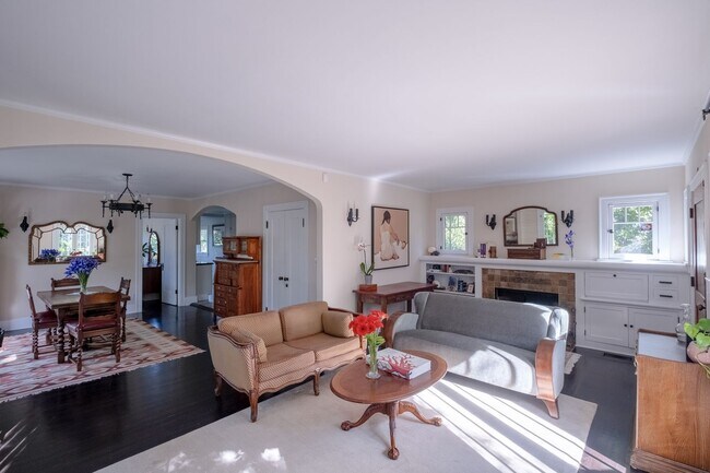 Foto del edificio - 6338 Longview Ave