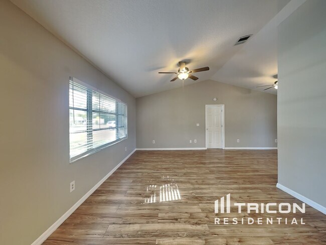 Foto del edificio - 20336 Peachland Blvd