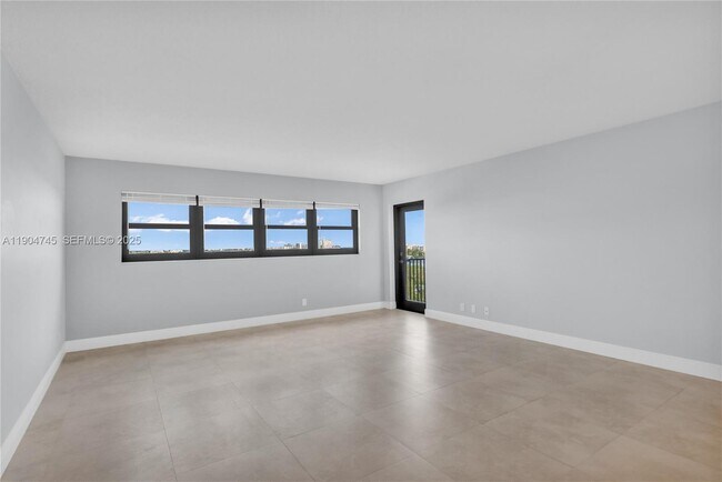 Foto del edificio - 3200 Port Royale Dr N