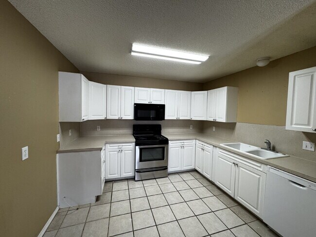 Foto del edificio - Stunning Duplex Featuring Hardwood Floorin...