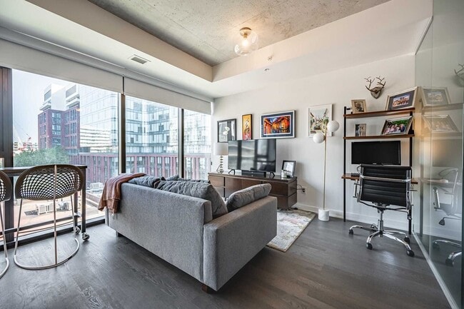 Photo du bâtiment - 625-629 King St W