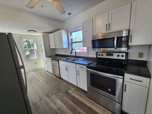 Building Photo - Beautifully Update 4 Bedroom House For Rent in Firestone Park
