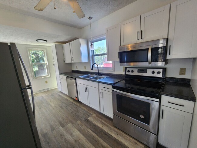 Foto del edificio - Beautifully Update 4 Bedroom House For Rent in Firestone Park
