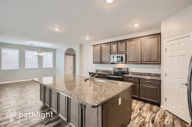 Foto del edificio - 4 br, 2.5 bath House - 12042 W Fillmore St...