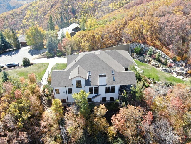 Building Photo - 7083 Pinecrest Dr
