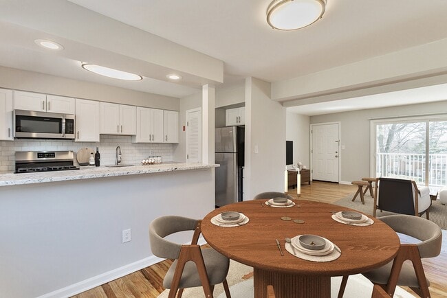 Mejora tu estilo de vida en Eagle Rock Apartments en North Plainfield. Esta impresionante cocina y comedor modernos son perfectos para recibir invitados. Disfruta de un espacio amplio con acabados contemporáneos. ¡Agenda tu visita hoy mismo y compruébalo! - Eagle Rock Apartments at North Plainfield