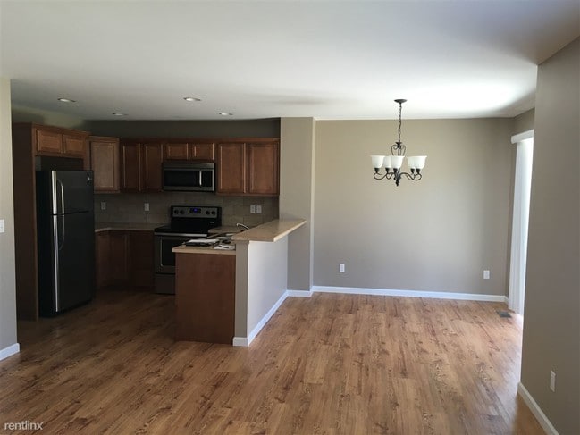 Building Photo - 3 br, 2.5 bath Duplex - 412 N Saginaw Rd