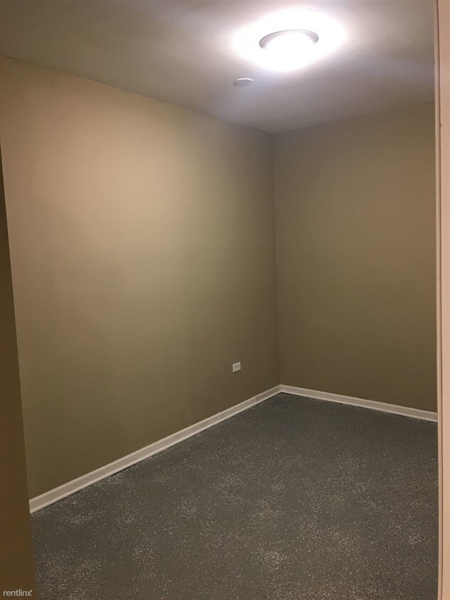 Foto principal - 6749 S Dorchester Ave