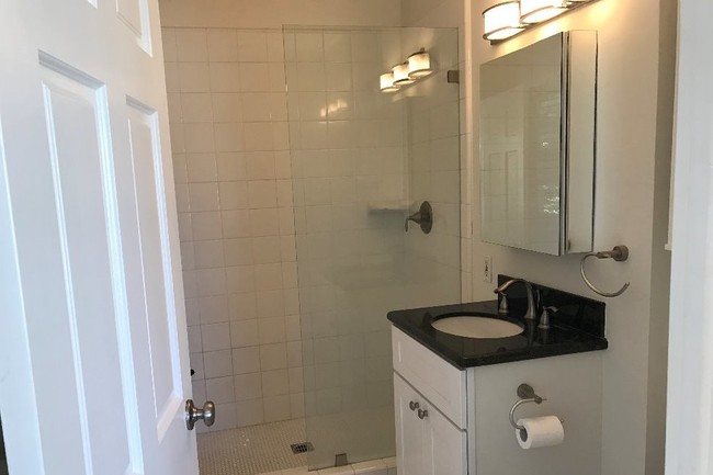 bathroom - 10878 National Blvd
