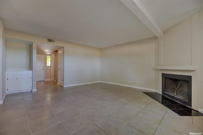 Building Photo - Stonegate Condo in fabulous West Davis location!