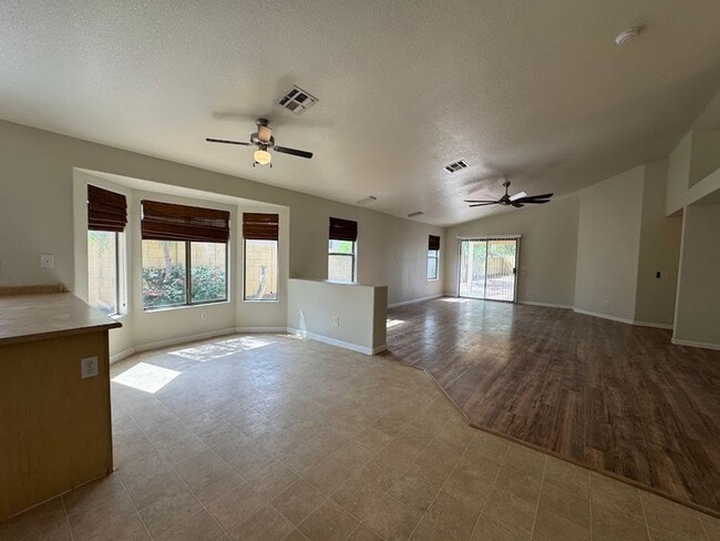 Building Photo - BEAUTIFUL 3 BEDROOM 2 BATHROOM HOME IN GOO...
