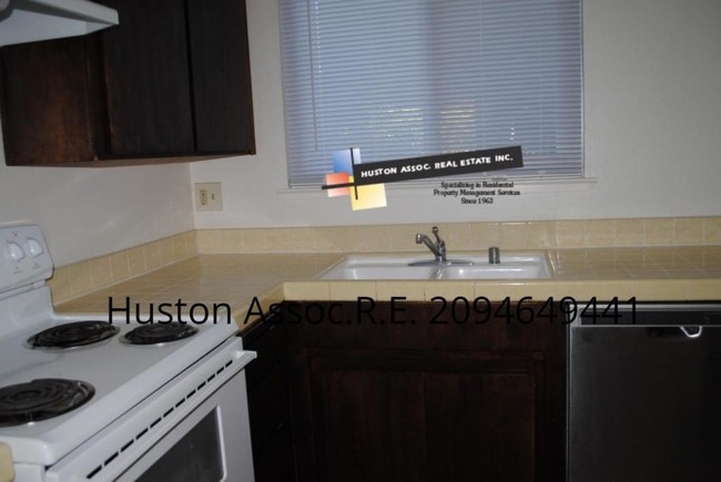 Building Photo - 9004 Valley Oak Drive, Stockton