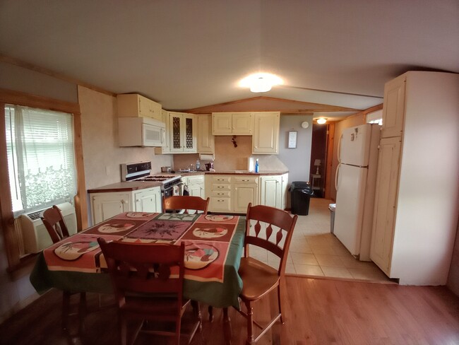 Dining area - 1380 Irion Rd