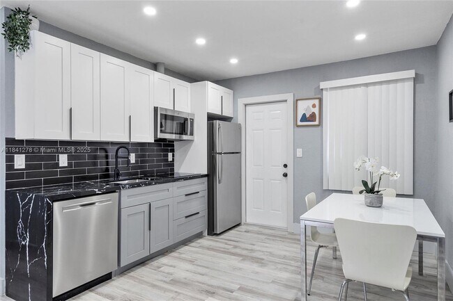 Foto del edificio - 102 NE 71st St