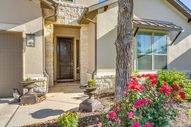 Foto del edificio - GORGEOUS 3-BEDROOM, 3-BATHROOM SINGLE STOR...