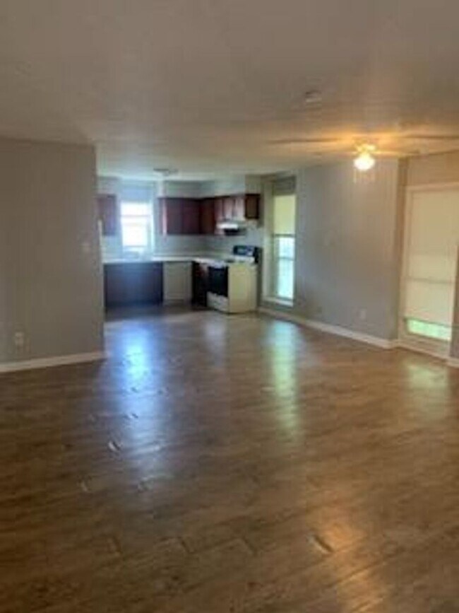 Foto del edificio - Spacious Two Bedroom Apartment near Oceana
