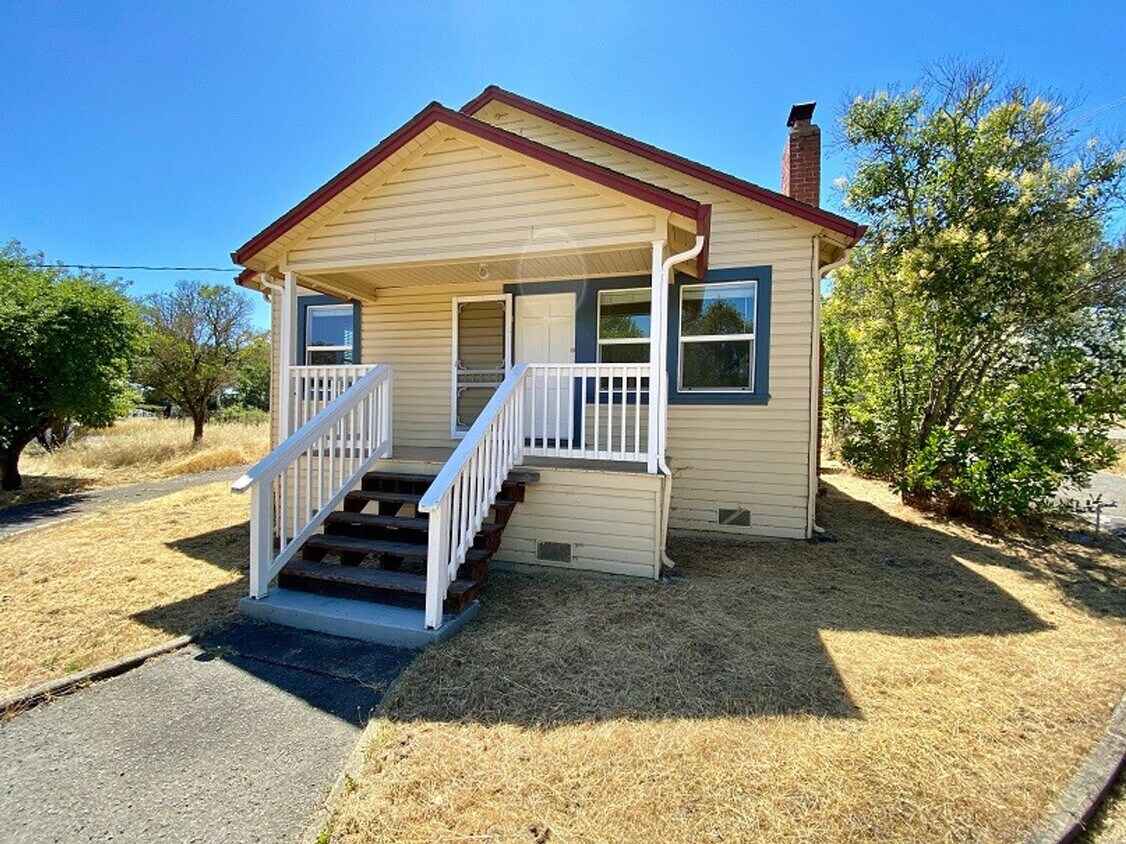 Primary Photo - Spacious Country Property Near Silverado C...