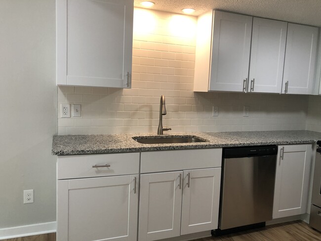 Building Photo - 723 NE Swann Cir