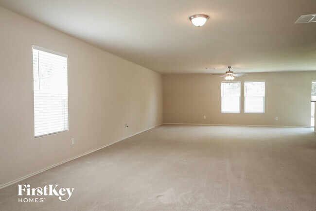 Foto del edificio - 8443 Broadleaf Ave