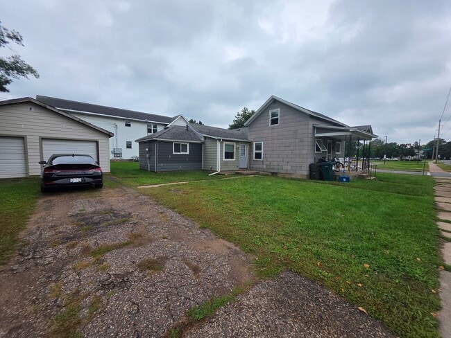 Building Photo - $1600| 4BD 1BA| 524 7th| Available 6/1/2026!