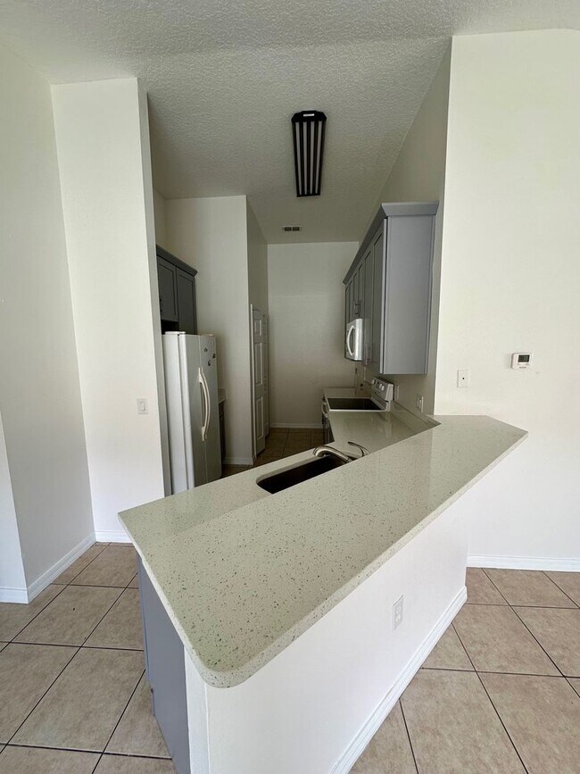 Foto del edificio - NEWLY RENOVATED Duplex available NOW!