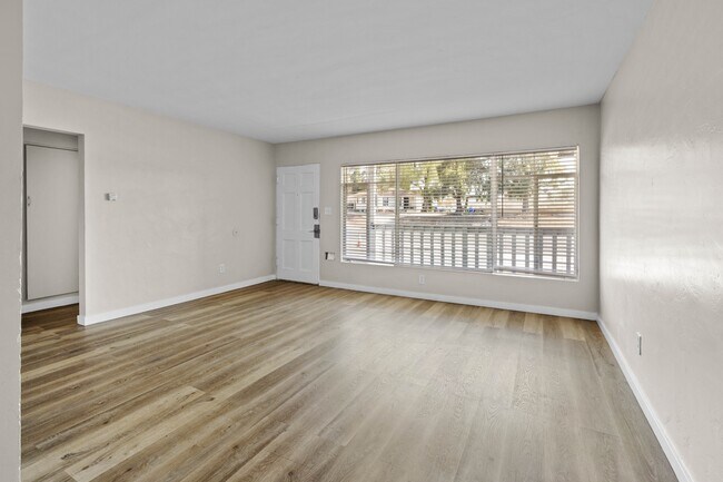 Foto del edificio - 6430 Montezuma Rd