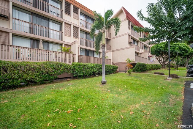 Foto del edificio - This 2 bedroom, 1 bathroom unit is on the 2nd story in the Makaha Valley Plantation condos. It is...
