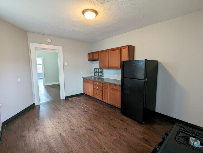 Building Photo - Large 3 Bedroom 1.5 Bathroom House (Marsha...