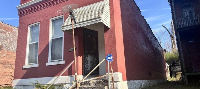 Building Photo - 2028 E Prairie Ave