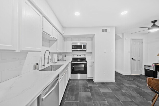 Foto del edificio - 3831 Landmark Dr