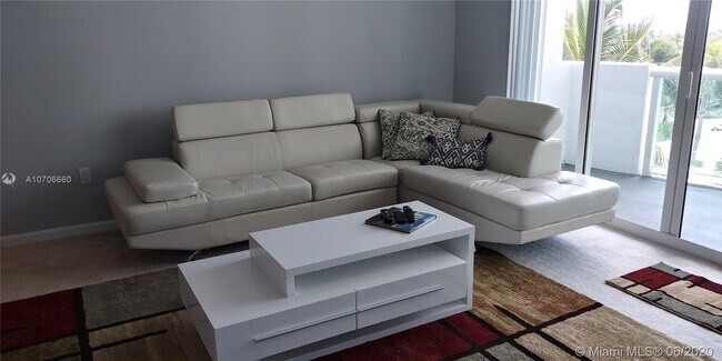 Foto del edificio - 7900 Harbor Island Dr