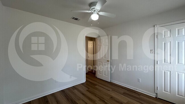 Building Photo - 807 Cavalier Dr