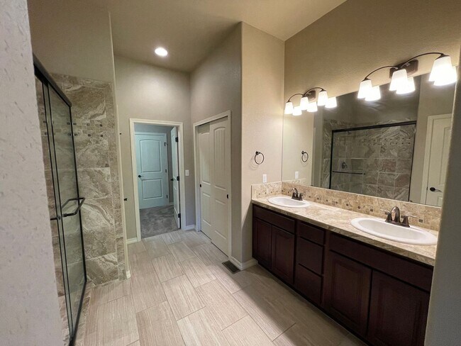 Foto del edificio - AMAZING TOWNHOME RIGHT OFF NORTH GATE CLOSE TO AFA & MONUMENT!!!!!!