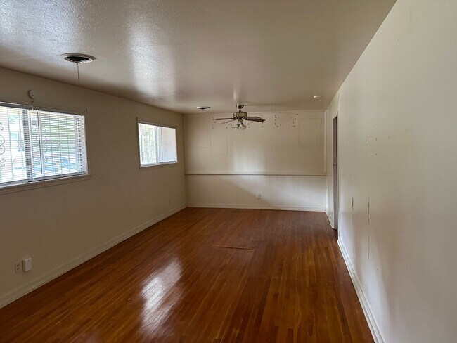 Building Photo - 1022 Garden Park Dr