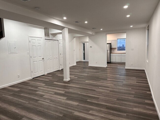 Building Photo - 4 br, 2.5 bath House - 2729 Custer Avenue
