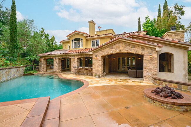 Foto del edificio - Elegant 5BR Furnished Estate with Pool & G...