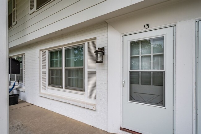 Building Photo - 915 Oakcrest St