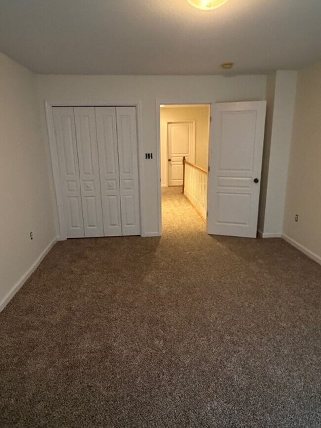 Building Photo - Knoxville Lovell Road Area 3 Bedroom 2.5 Bath with Garage Lawn Maintenance and Trash Pick up incl...