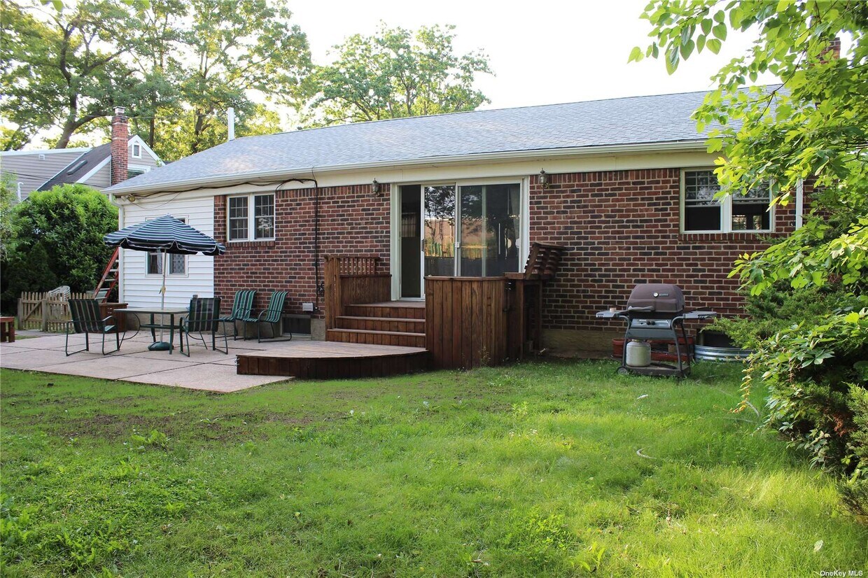 10 Townsend Pl, Syosset, NY 11791 House Rental in Syosset, NY