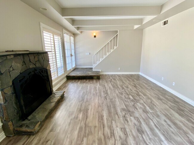Building Photo - Great Opportunity! 2bed, 2.5 bath and bonu...