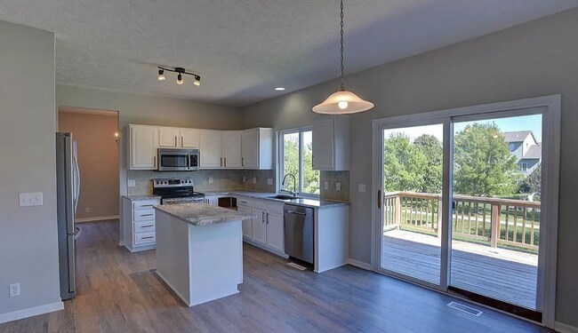 Foto del edificio - 4-Bedroom Walkout with 3,000+ Sq Ft of Liv...